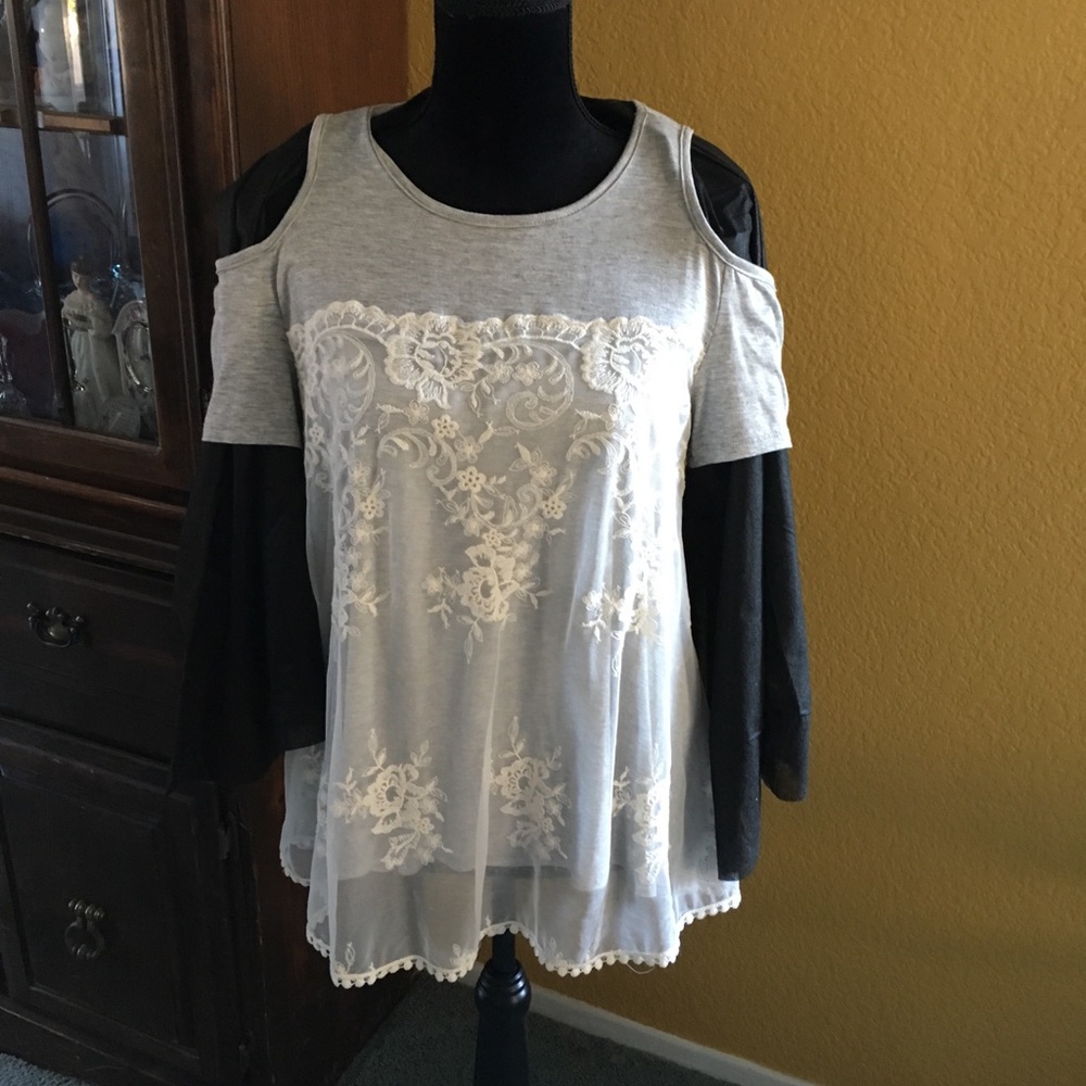 CUTE Cold shoulder top